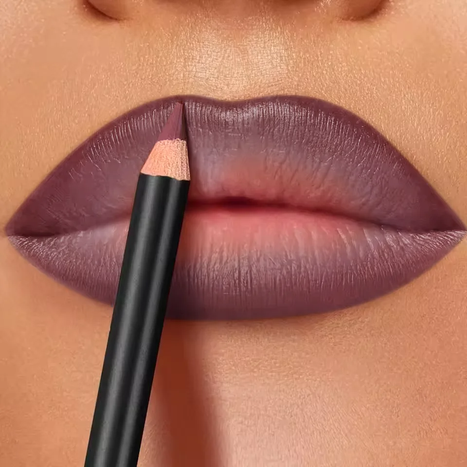 Crayon à lèvres mat, teinte Aubergine Nuit