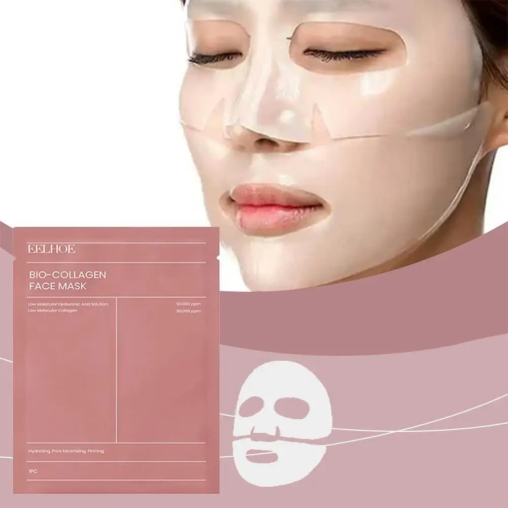 Visage avec un masque en tissu au collagène et sachet du produit