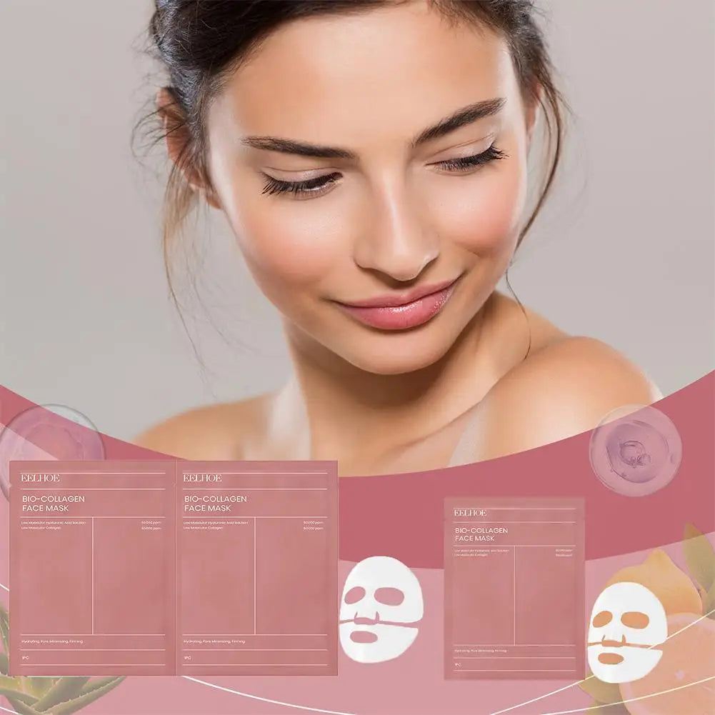 Femme souriante et sachets de masque visage au collagène